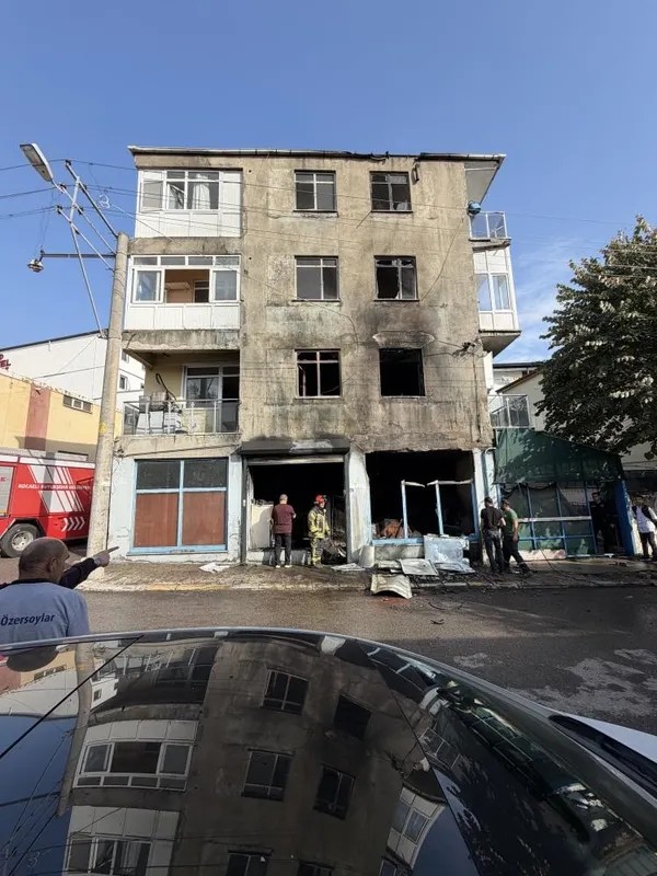 Kocaeli'de Depo Yangını! 2 Kişi Son Anda Kurtuldu